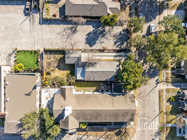 943 Pecore St — Photo 6