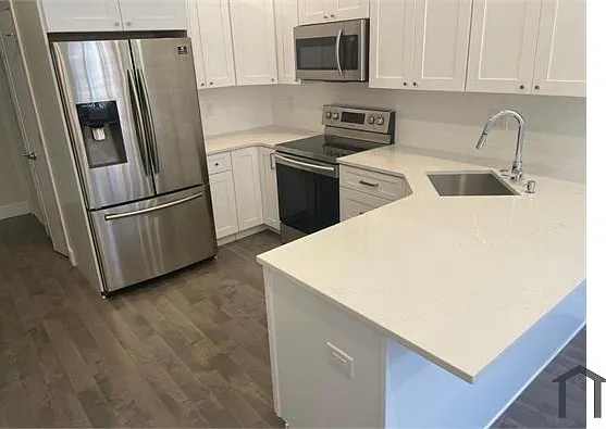 3 bed, 1000 sqft, $1,950 — Photo 2