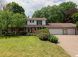 3704 Ridgewood Dr, Davenport, IA 52807