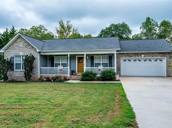 3321 39th Avenue Ct NE, Hickory, NC 28601