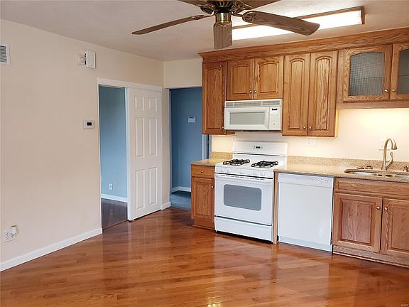 4th image of 404 Giofre Ave