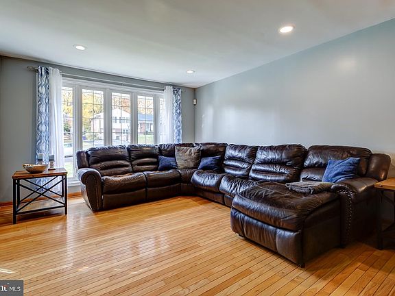 4th image of 2889 Eastburn Ave