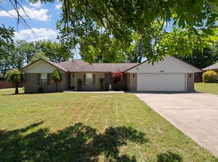 608 E 10th St, Grove, OK 74344