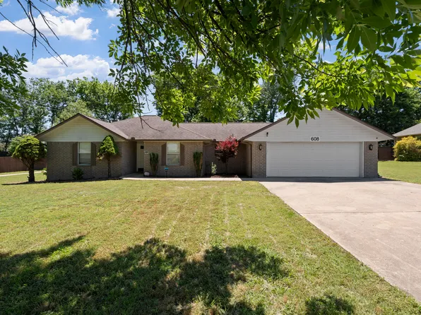 608 E 10th St, Grove, OK 74344