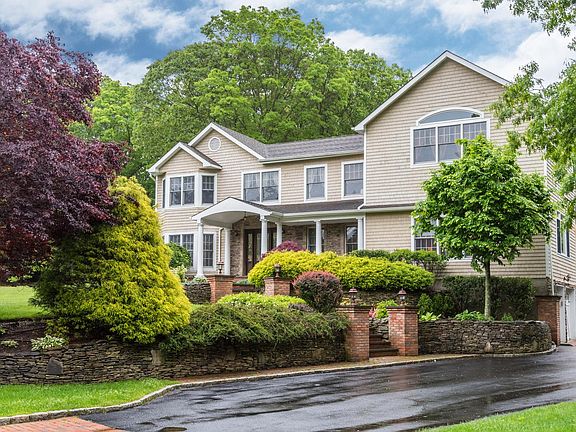2nd image of 11 Wood Hollow Ln