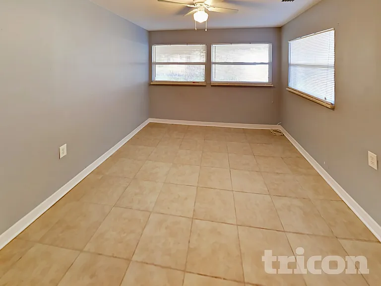 1117 N Saturn Ave — Photo 11