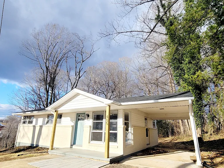 405 Seminole Dr — Photo 2