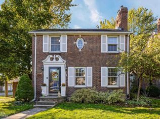 1291 Roslyn Rd, Grosse Pointe Woods, MI 48236