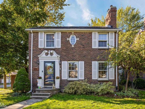 1291 Roslyn Rd, Grosse Pointe Woods, MI 48236