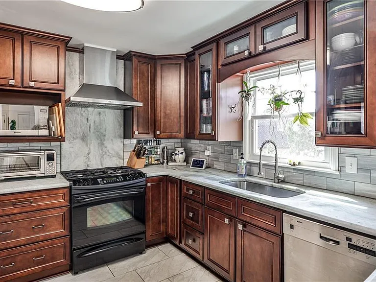800 Glenairy Dr — Photo 4