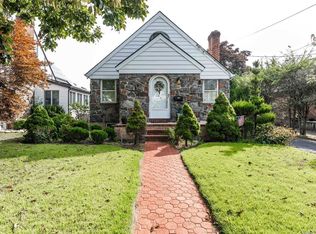 53 Whittier St, Lynbrook, NY 11563