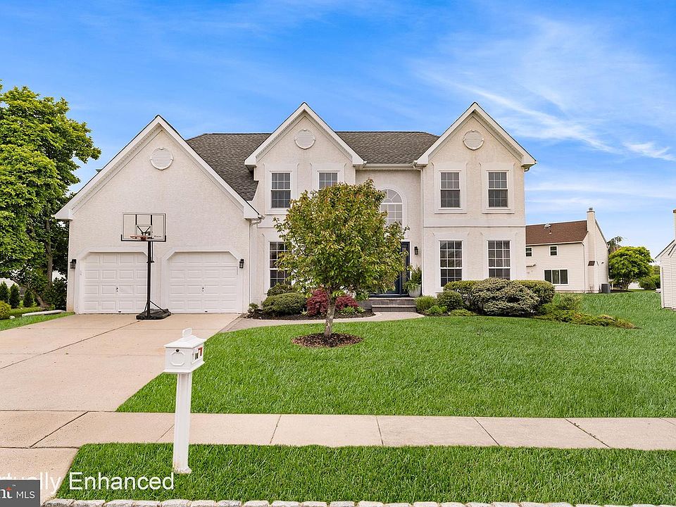 1st image of 19 Chambord Ln