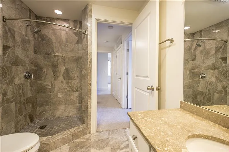 2 bed, 777 sqft, $4,700 — Photo 4