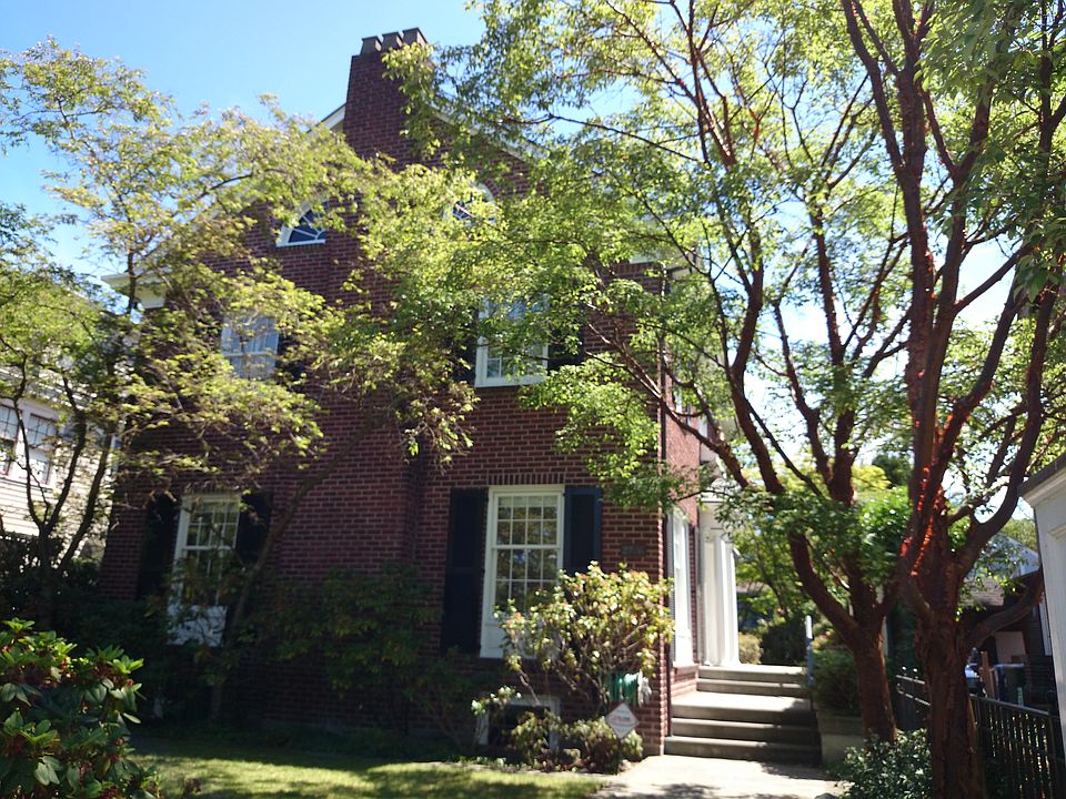 2nd image of 2706 Broadway E