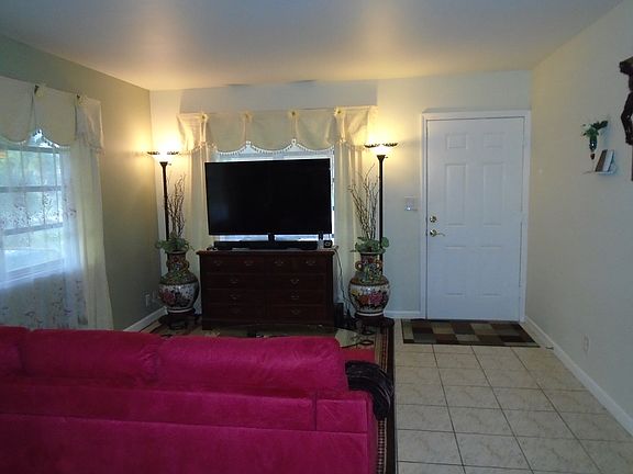 4th image of 631 NW 33rd Ave