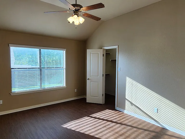 3203B Lineage Loop — Photo 10