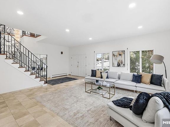 4th image of 360 Valley View Ave