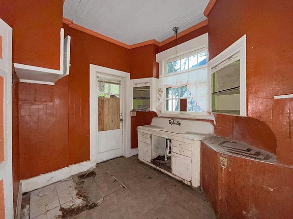 14th image of 147 Lowman St