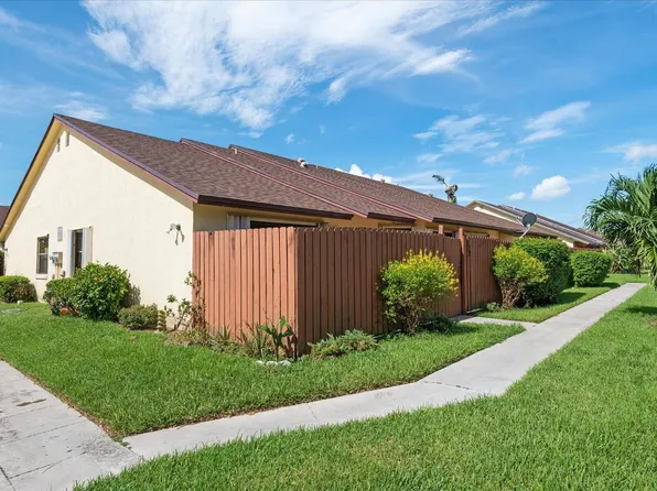 172 Springdale Circle #17-B, Palm Springs, FL 33461