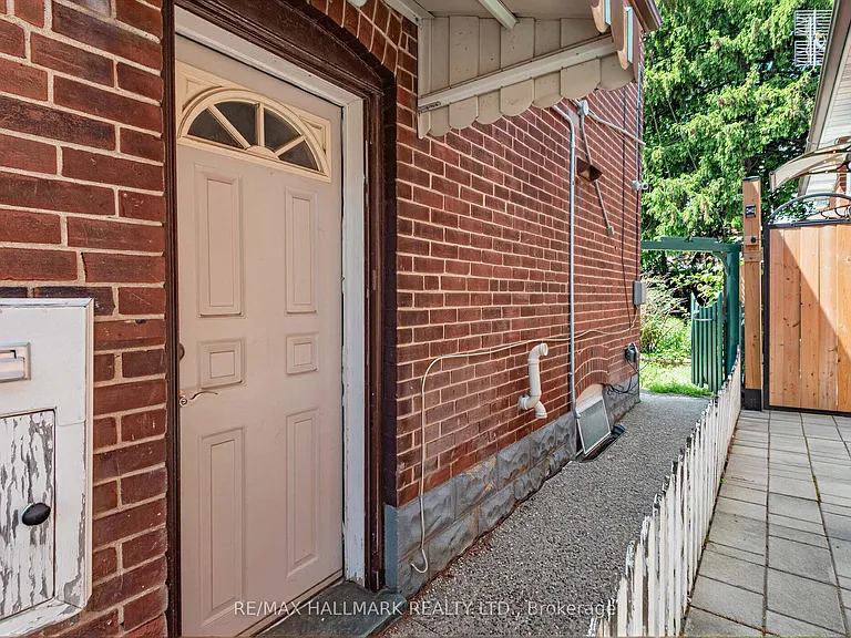 10 Hartley Ave #BASEMENT — Photo 2