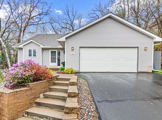 750 Woodcrest Dr N, Hudson, WI 54016