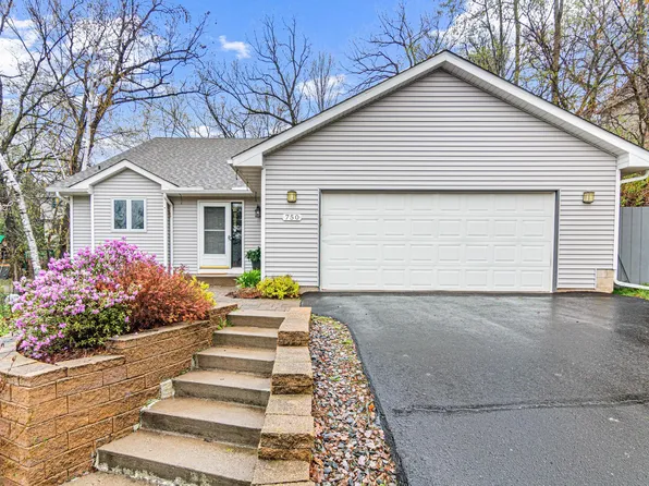 750 Woodcrest Dr N, Hudson, WI 54016