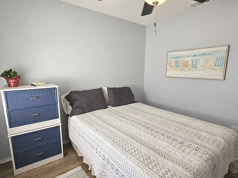 Guest bedroom-Queen