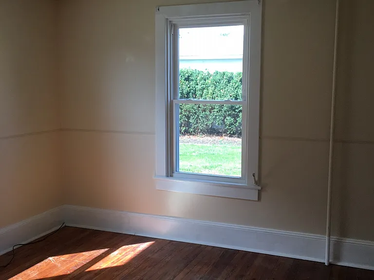Right Bedroom w/ single closet