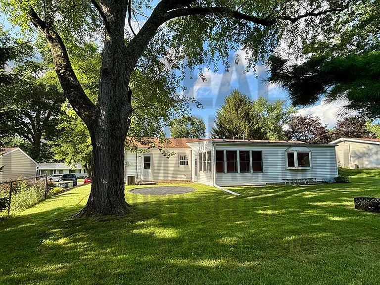 555 Meadow Ln — Photo 11