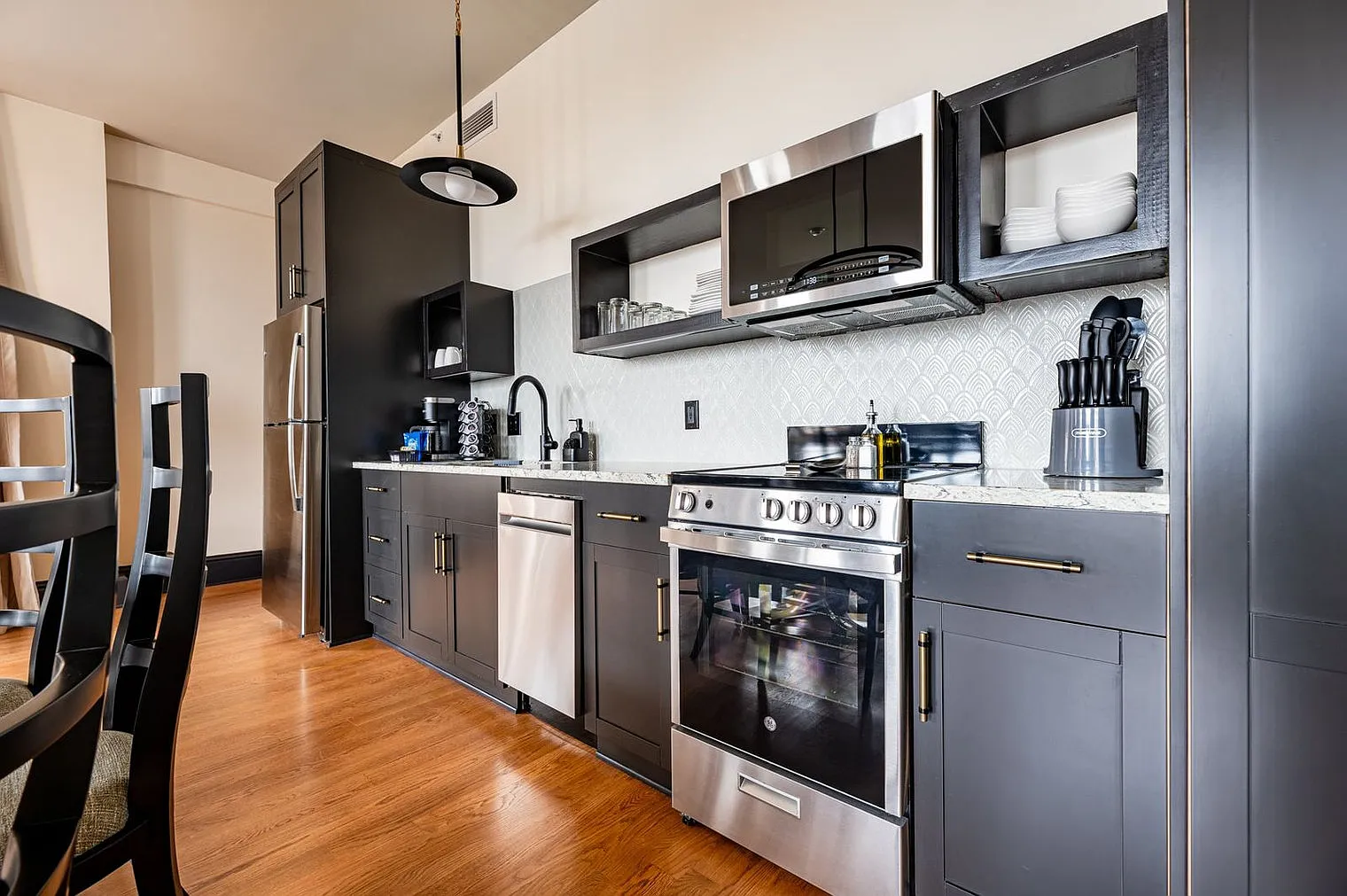 2 bed, 2.0 bath, 1044 sqft, $6,618 — Photo 4