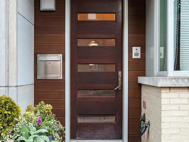 209 S 22nd St — Photo 4
