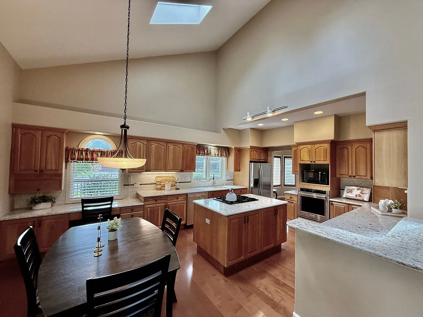 Luxurious 4-Bed Estate Home in Kissing Camels Available for Lease — Photo 4