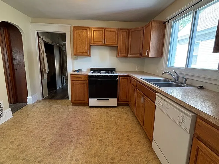 223 East Ave — Photo 6
