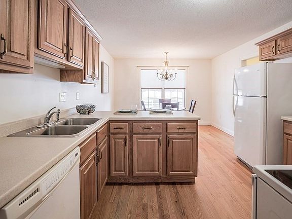 5th image of 23 Lodge Ln #23