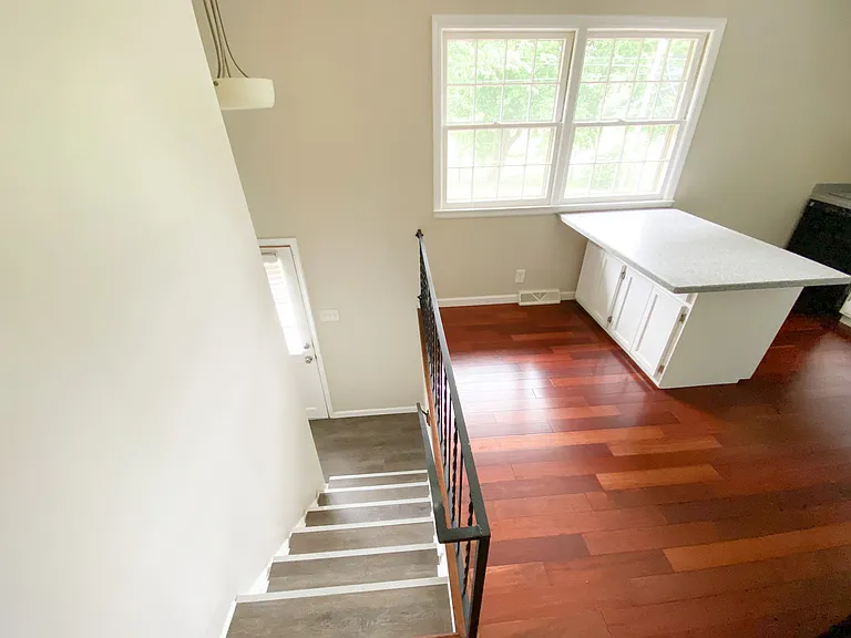 872 Summerville Dr — Photo 8