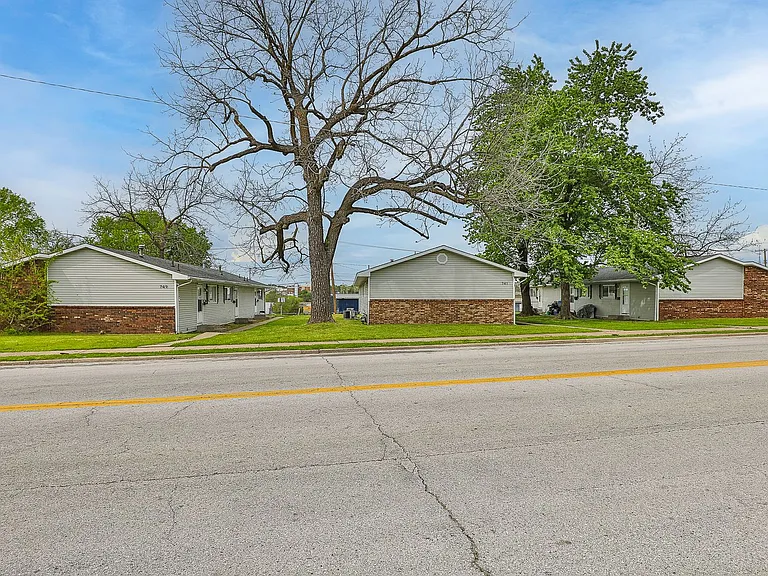 733 W College St #B — Photo 14