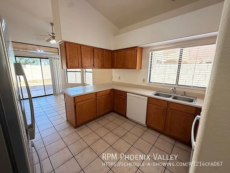 330 N Cottonwood Dr — Photo 3