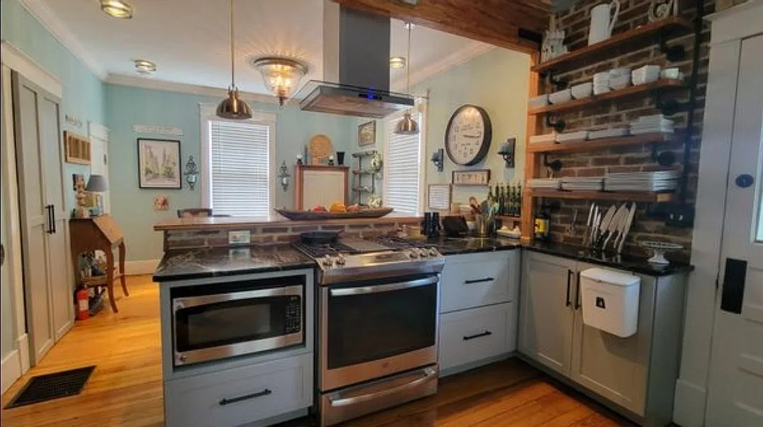 3 bed, 1.5 bath, 1362 sqft, $2,200 — Photo 2