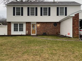 82 Joanne Dr, Holbrook, NY 11741