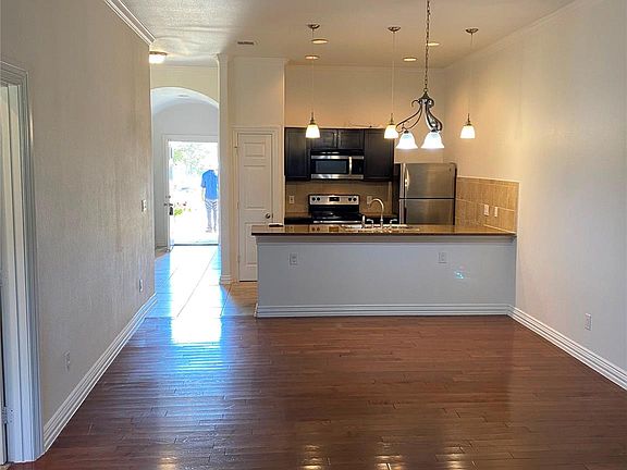 2nd image of 404 Mesa Dr