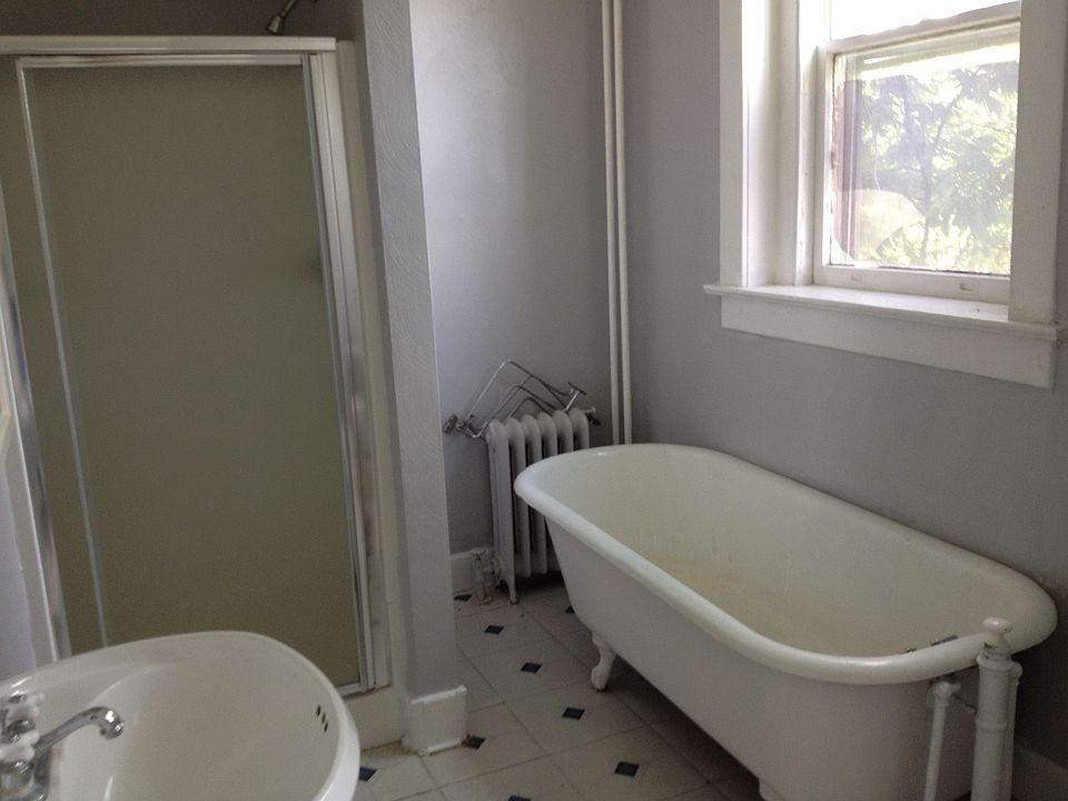 Bath Apt 2 shower - tub