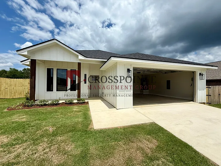 17430 Crossing Cir — Photo 1