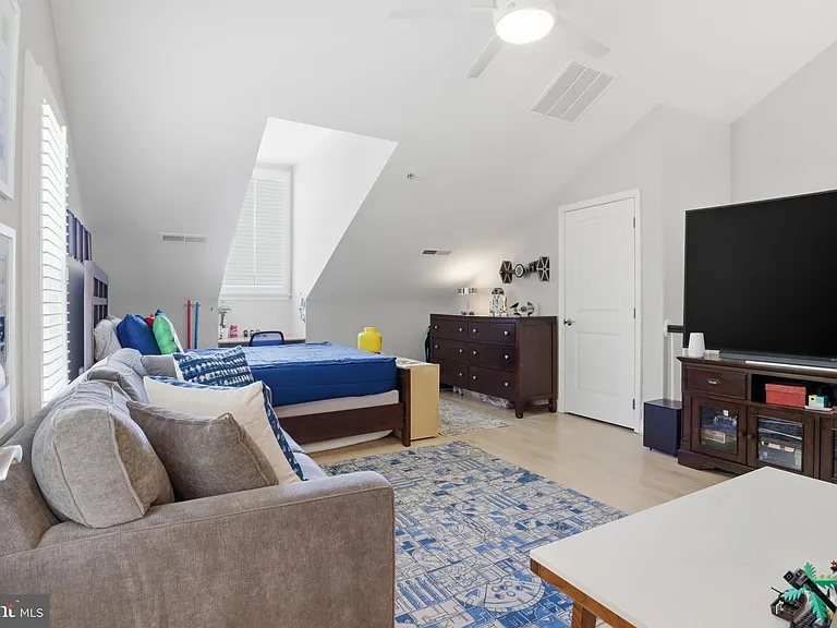 301 S Henry St — Photo 32