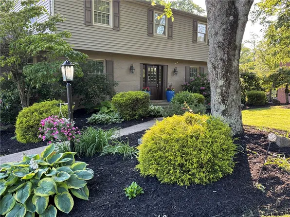 1598 Pinetree Dr, Pittsburgh, PA 15241