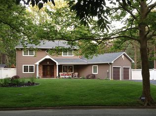 92 Old Brook Rd, Dix Hills, NY 11746