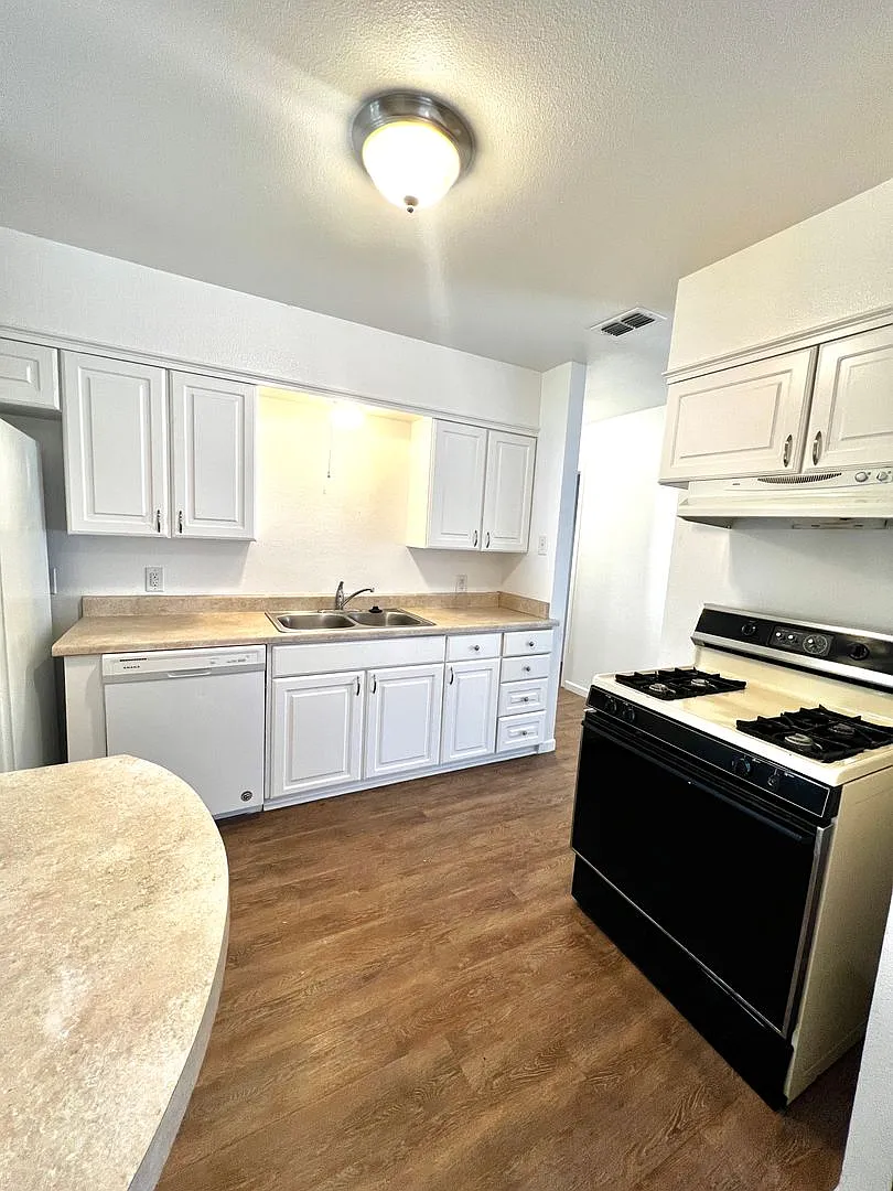 Charming 3 bedroom, 1 bathroom home — Photo 3