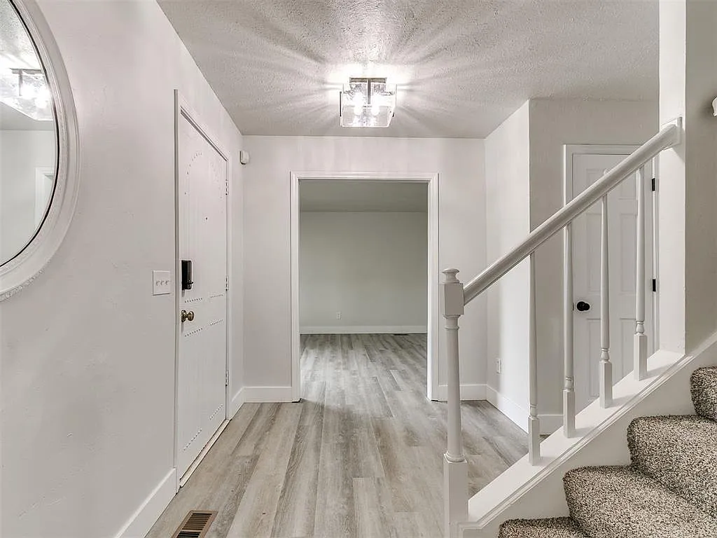 5 bed, 2326 sqft, $2,250 — Photo 2