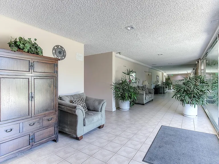 125 N Barrington Ave — Photo 13