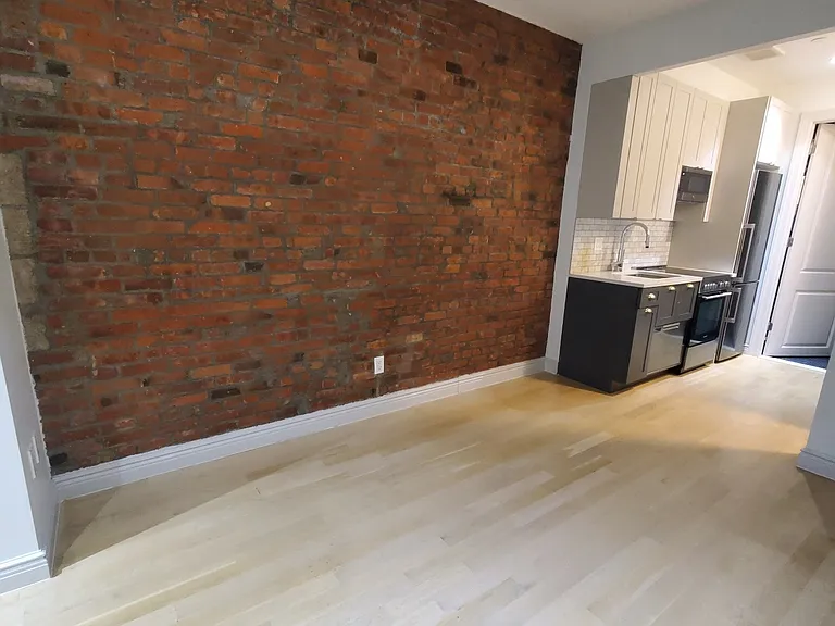 405 E 78th St #1A — Photo 1