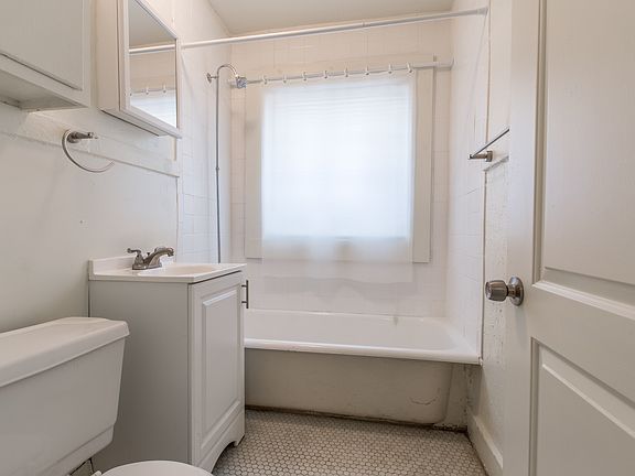 3rd image of 1115 W 40th St #4544317